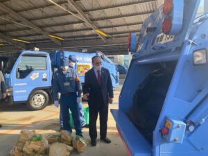 日本政府、カンボジアにゴミ収集車を寄贈